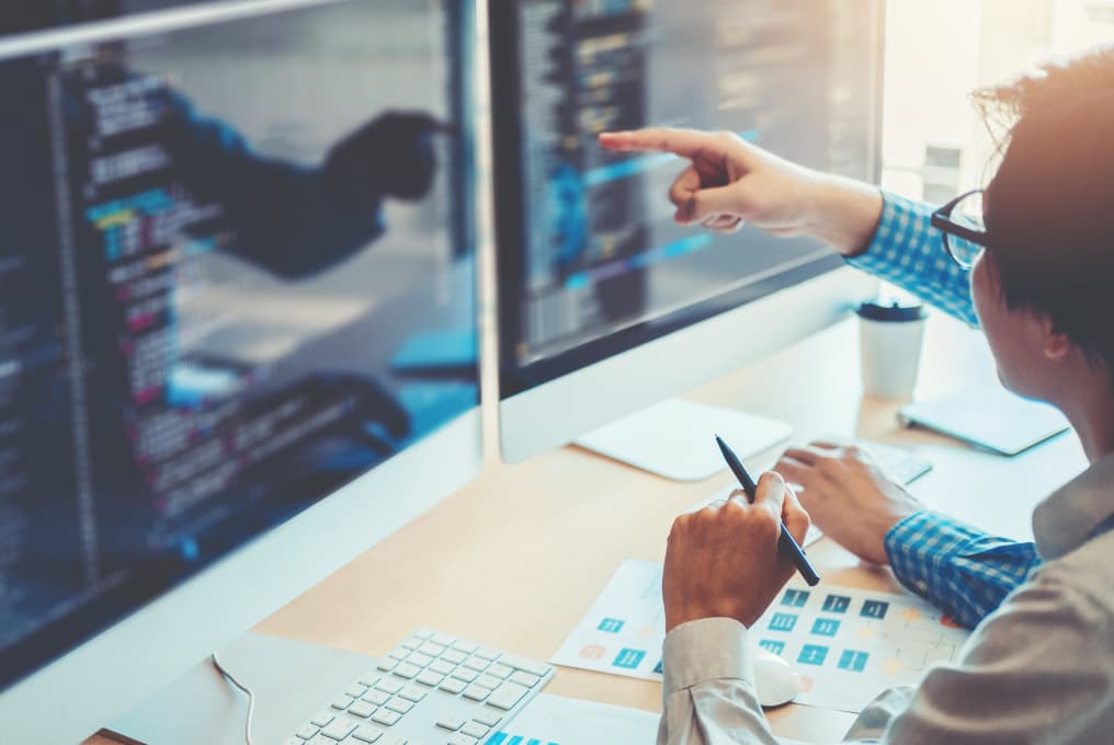 Desarrolladora trabajando en una plataforma e-commerce