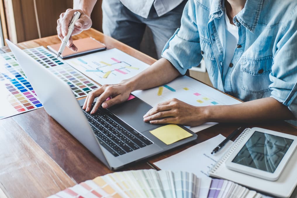 Equipo implementando una solución digital