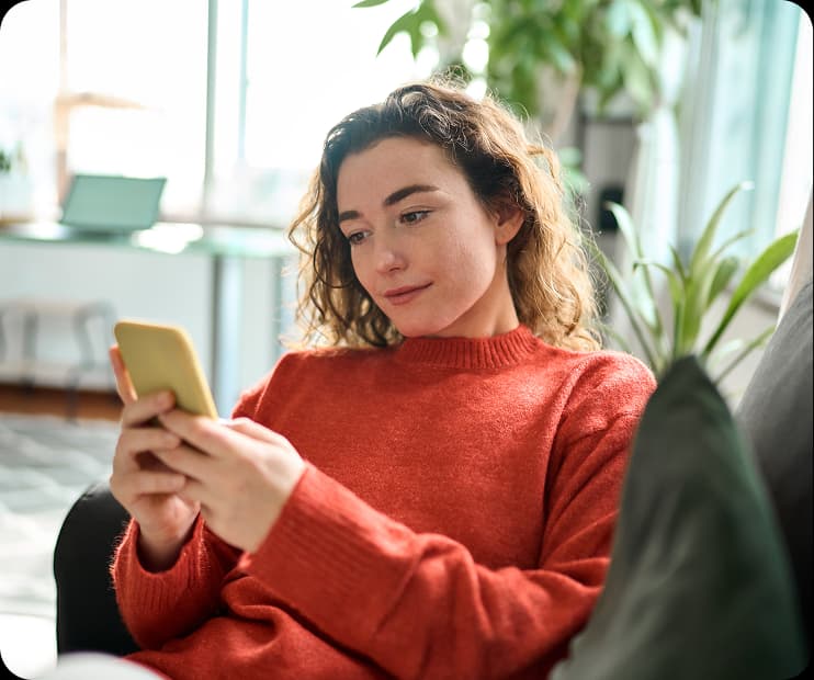 Mujer usando un teléfono móvil