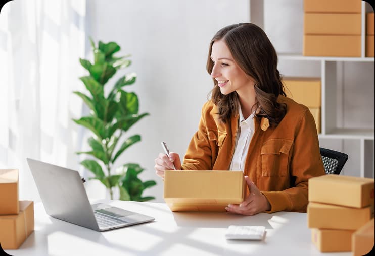 Mujer trabajando con una notebook